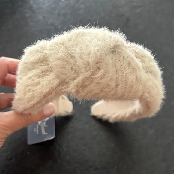 Universal Thread Cream Fuzzy Accessory - Picture 3 of 4